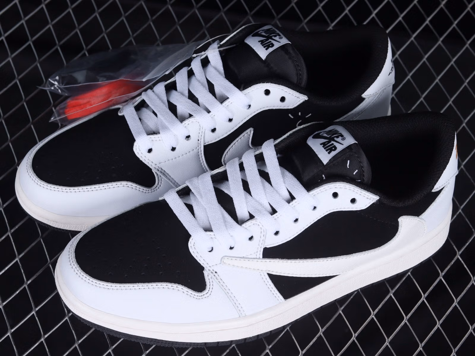 Jordan 1 Low Travis Scott Black And White - Image 2