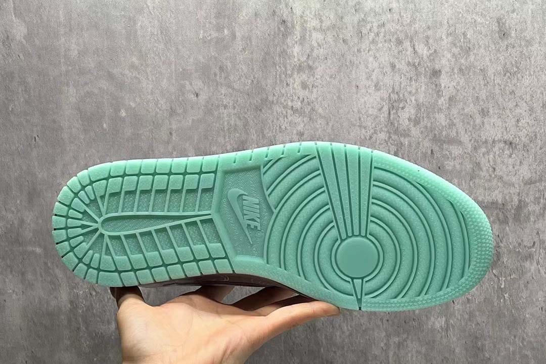 Jordan 1 Low Travis Scott x KAWS Grey D930155-002